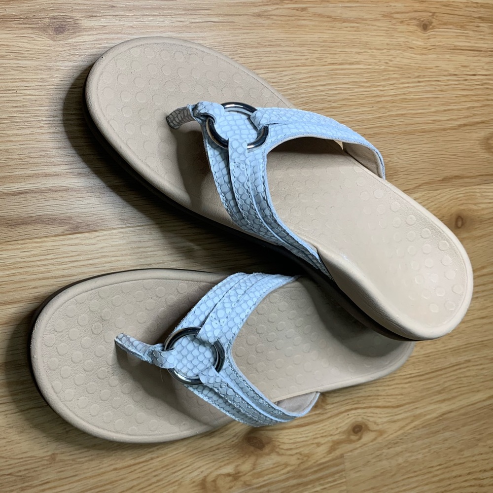 Vionic Leather Thong Sandals with ring detail  color Aloe Lizard size 6